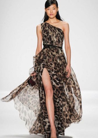 Itim na leopard dress