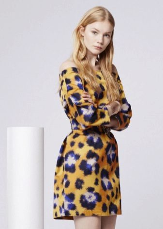 Leopard print sa isang dilaw na damit