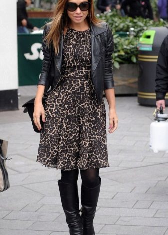 Itim na jacket at bota para sa leopard print dress