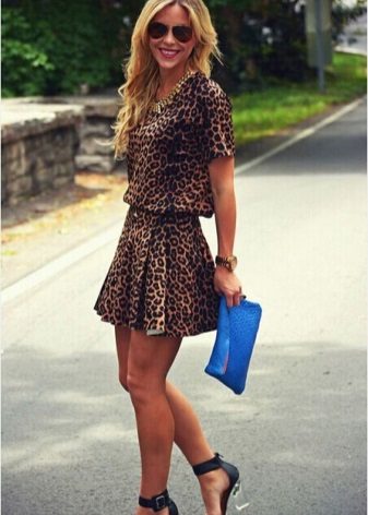 Blue sandals at clutch sa leopard dress