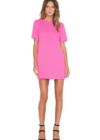Mga kulay ginto na batang babae sa fuchsia dresses