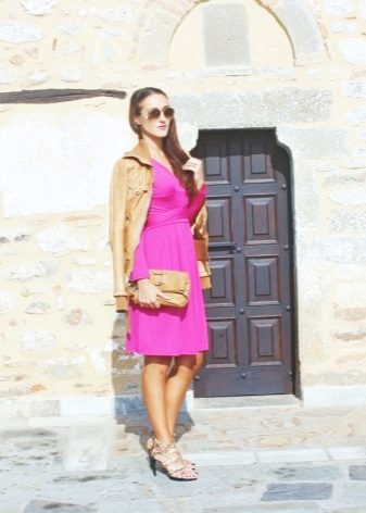 Beige jacket at sapatos sa damit fuchsia