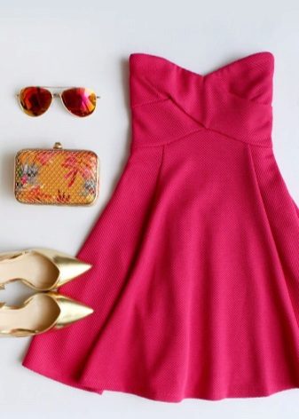 Gintong accessory para sa isang fuchsia dress