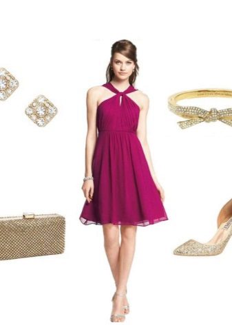 Gintong accessory para sa isang fuchsia dress