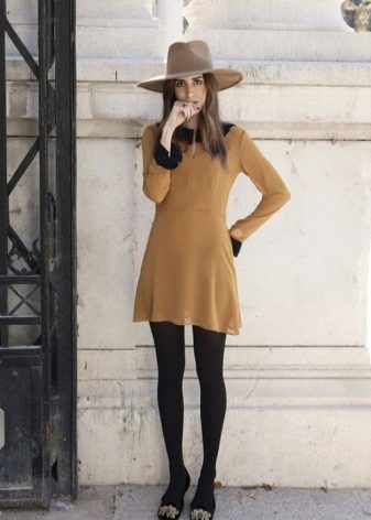 Mustard dress na may itim na pampitis