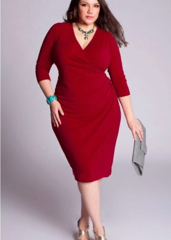Fat woman in a red dress with a gray clutch and gold sandals
