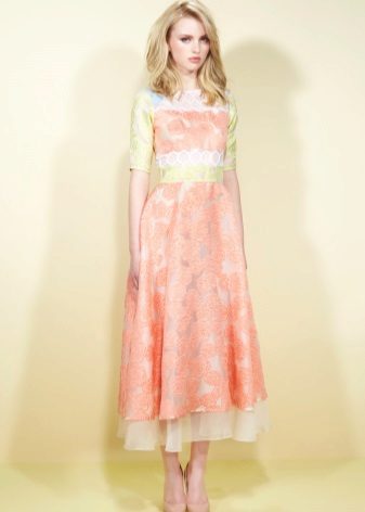 Peach dress na may pagsingit ng salad