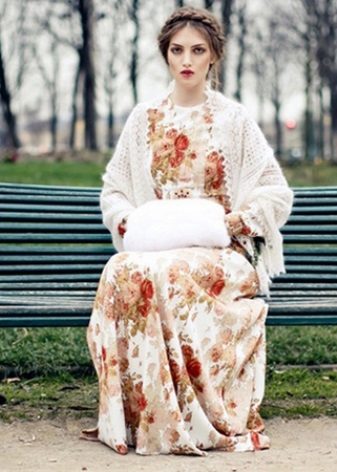 Dress at accessories sa kanya sa istilong Russian