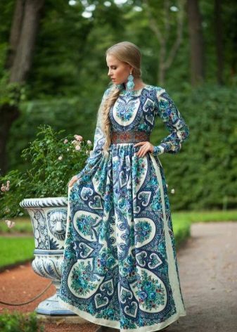 Isang mahabang staple dress sa estilo ng Ruso