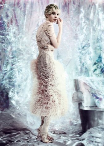 Isang damit mula sa mga perlas at mga balahibo ng magiting na babae Daisy mula sa Great Gatsby na pelikula