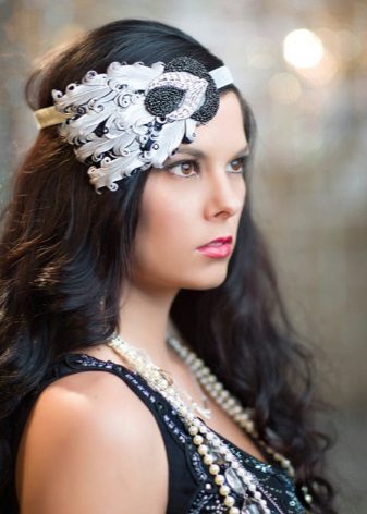 Hairstyle at alahas para sa kanya para sa isang itim na damit sa estilo ng Gatsby