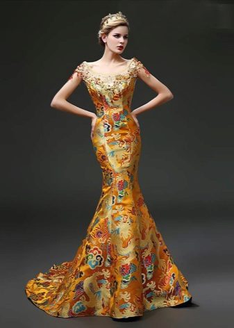 Damit ng ginintuang kulay sa estilo ng oriental na may pambansang mga guhit