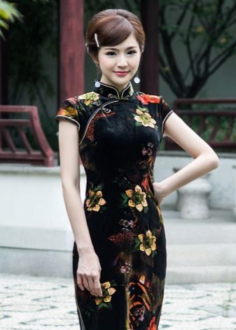 Pampaganda sa ilalim ng damit sa estilo ng oriental