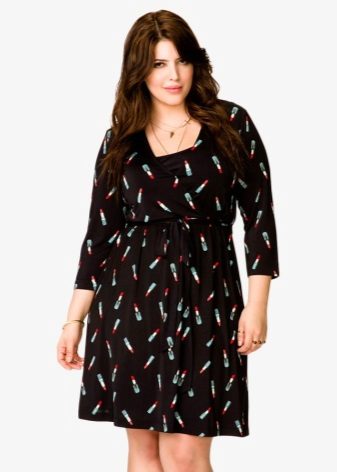Itim na niniting damit na may hindi malaking pattern para sa isang buong batang babae