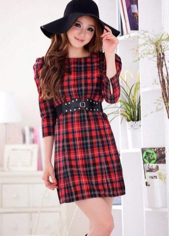 Eleganteng pulang damit sa itim na papalit-palit na tartan