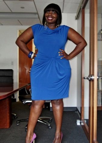 Blue office dress na may drape sa waist para sa full