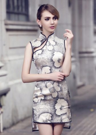 Maikling qipao damit (damit Cheongsam) sa isang malaking floral print na may isang asymmetrical ibaba