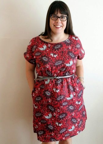 Straight red dress mula sa mga sangkap na hilaw na may strap na puno