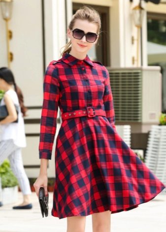 Ang nababaluktot na damit ng baywang na may isang checkered shirt