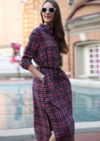 Ang katamtamang haba ng damit ng plaid na may gilid na slits