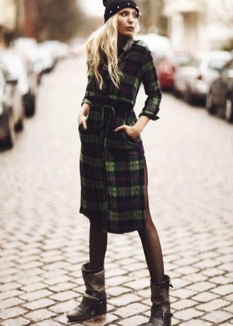 Green, warm plaid shirt dress na kumbinasyon ng 5 cm heels at isang cap na may turn