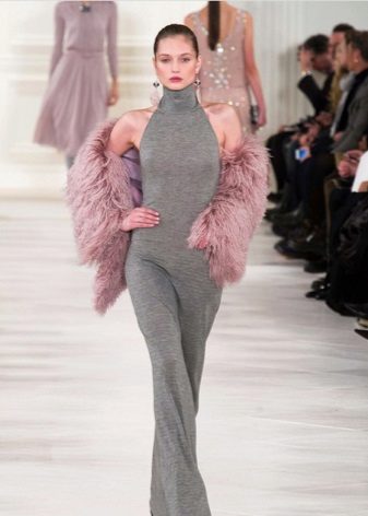 Magdamit ng American armhole at fur cape sa kanya