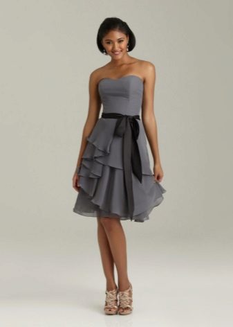 Magsuot ng asymmetrically sewn ruffles sa palda