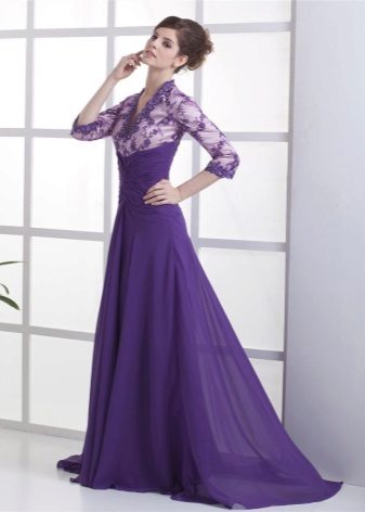 Damit na may bukas na neckline at tren