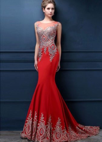 Red evening dress na may tren