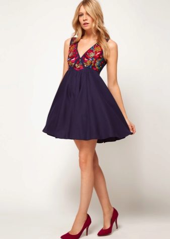 Trapeze dress na may burda