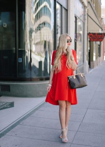 Red dress trapeze para sa mga buntis na kababaihan