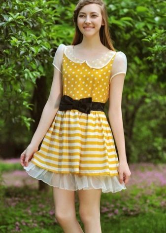 Dilaw na Polka Dot Dress na may Black Belt