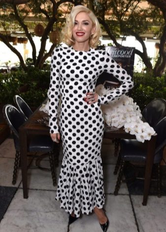 White long dress na may itim na polka tuldok