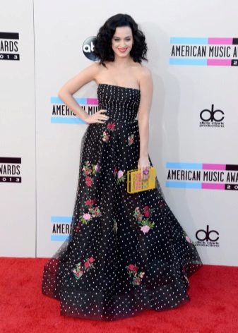 Long black dress na may floral print sa white fine polka tuldok