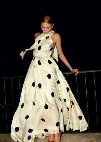 White long evening dress sa mga bihirang black peas
