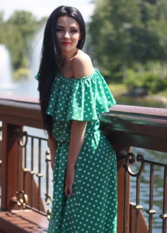 Green dress sa puting mga gisantes para sa mga batang babae