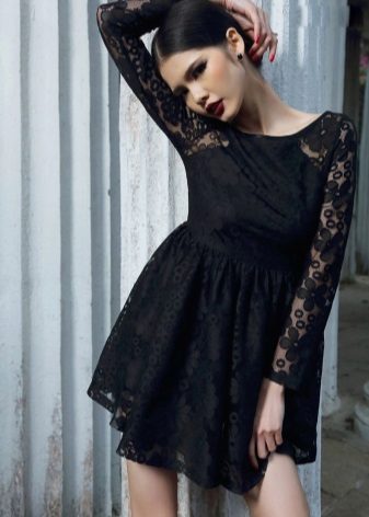 Black lace dress na may mataas na baywang