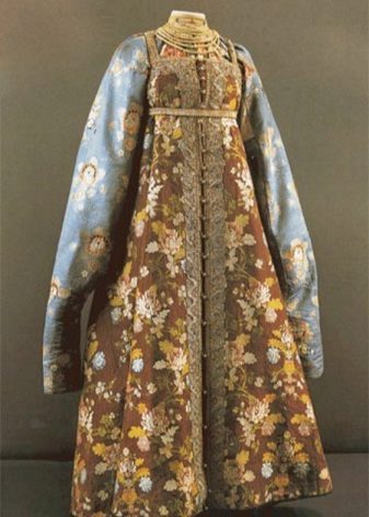 Russian folk sundress na may mahabang sleeves