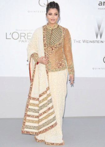  Aishwarya Paradise sa isang sari 2012