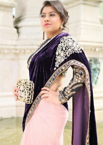 Clutch sa pink saree