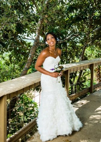 Bridal bouquet sa isang damit-pangkasal na may mataas na baywang