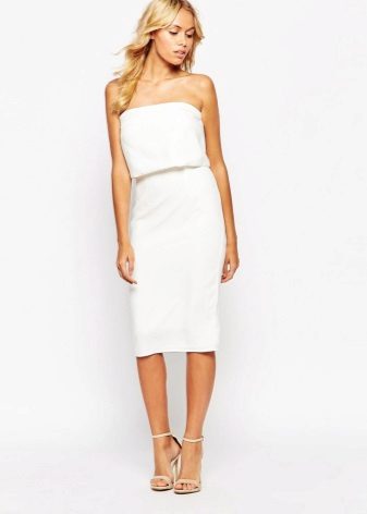 White bandeau dress na may makitid midi palda