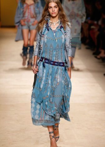 Magdamit sa estilo ng boho-classic na midi