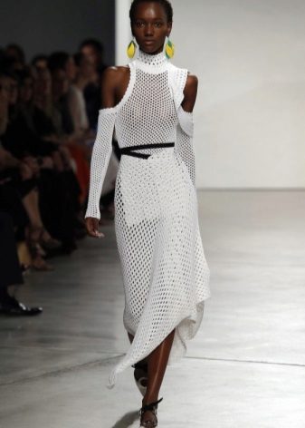 Sunod-sunod na butas-butas na damit ng spring-summer 2016 season