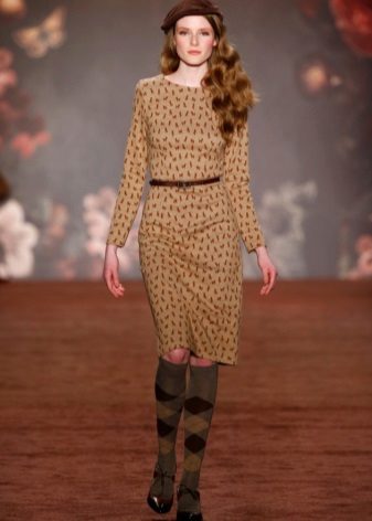 Brown belt to beige dress