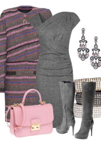 Mga kulay rosas na accessories sa grey dress