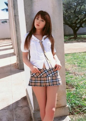 napapalamutian ng micro skirt sa isang malaking fold