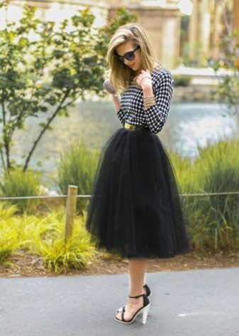 High-waisted multi-layered skirt para sa mga kababaihan na may baligtad na uri ng tatsulok