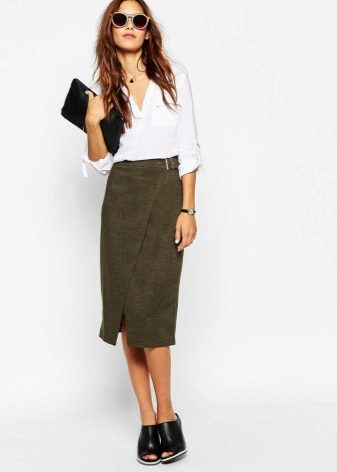 Slit skirt at white shirt