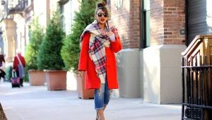 Scarf sa red coat
